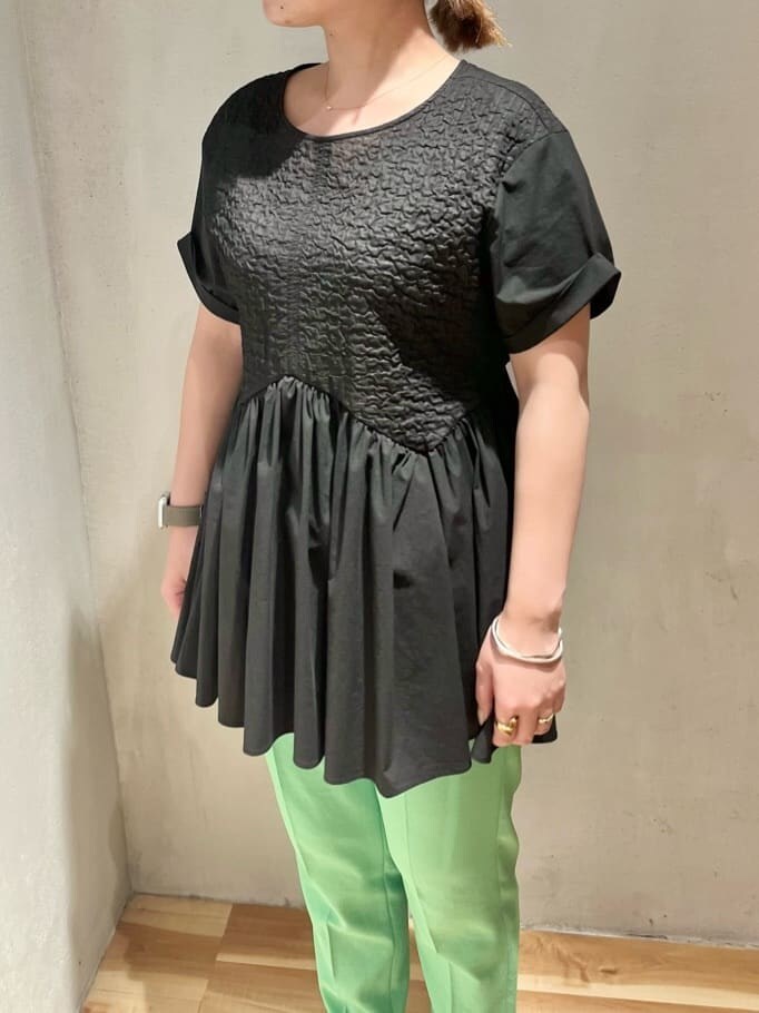 ブラック系のシャツ/ブラウス、グリーン系のその他パンツを着用したレディースの春コーディネートの4枚目の写真