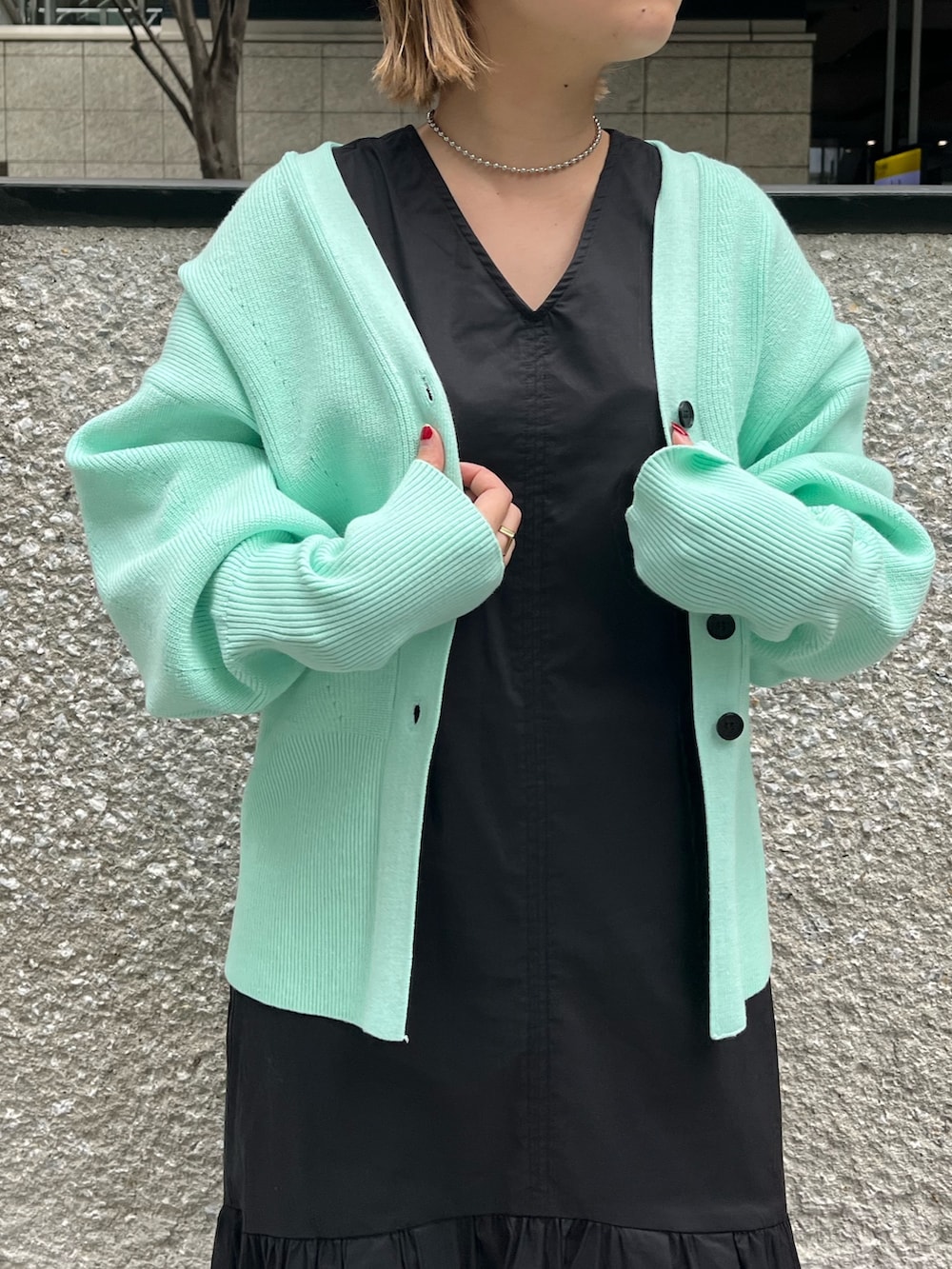 グリーン系のカーディガン/ボレロ、ブルー系のワンピース、シルバー系のトートバッグを着用したレディースの冬コーディネートの4枚目の写真