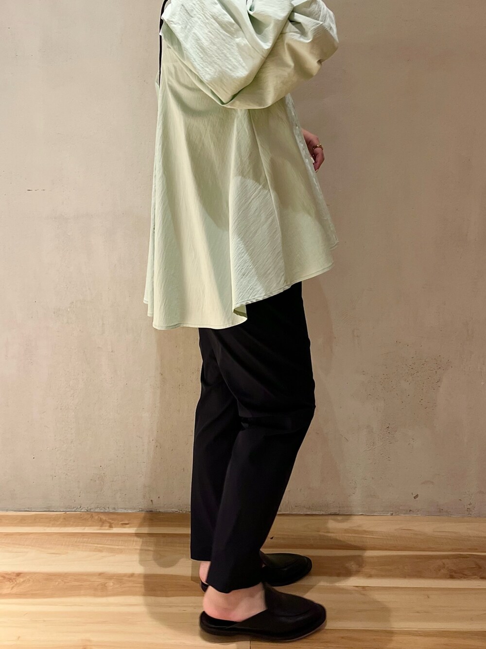 グリーン系のシャツ/ブラウス、ブルー系のその他パンツを着用したレディースの冬コーディネートの2枚目の写真