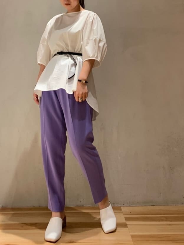 ホワイト系のサンダル、ホワイト系のシャツ/ブラウス、パープル系のスラックスを着用したレディースの夏コーディネートの2枚目の写真