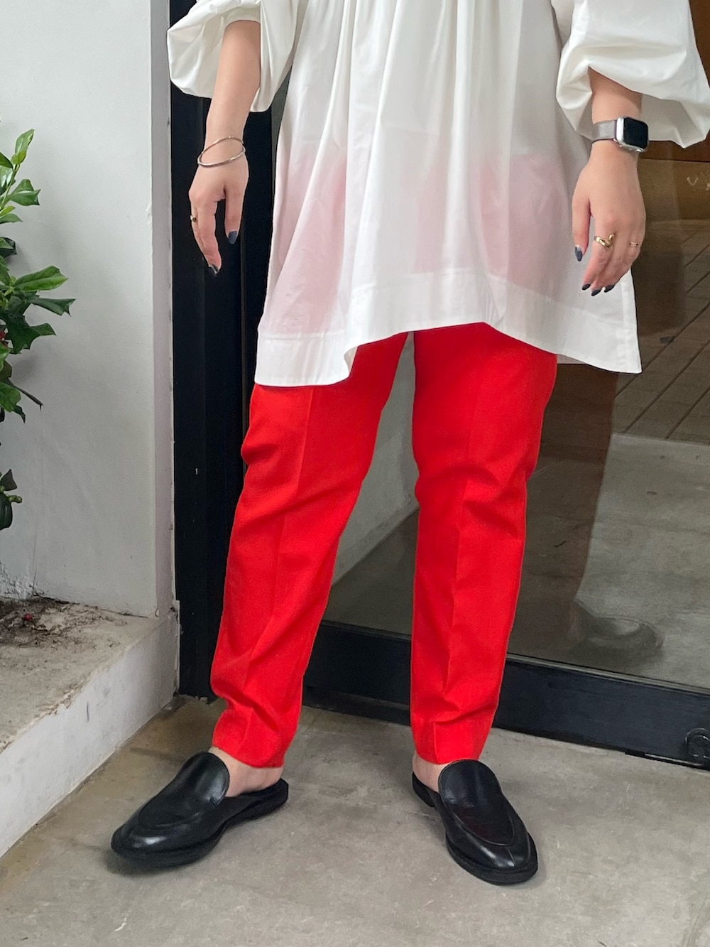 ホワイト系のシャツ/ブラウス、レッド系のその他パンツを着用したレディースの夏コーディネートの7枚目の写真