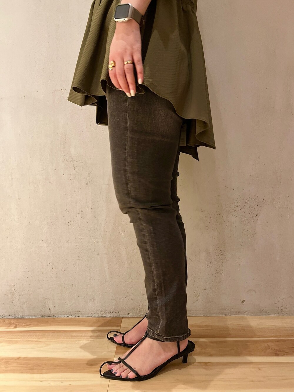 グリーン系のシャツ/ブラウス、ベージュ系のショルダーバッグ、グレー系のデニムパンツを着用したレディースの夏コーディネートの7枚目の写真