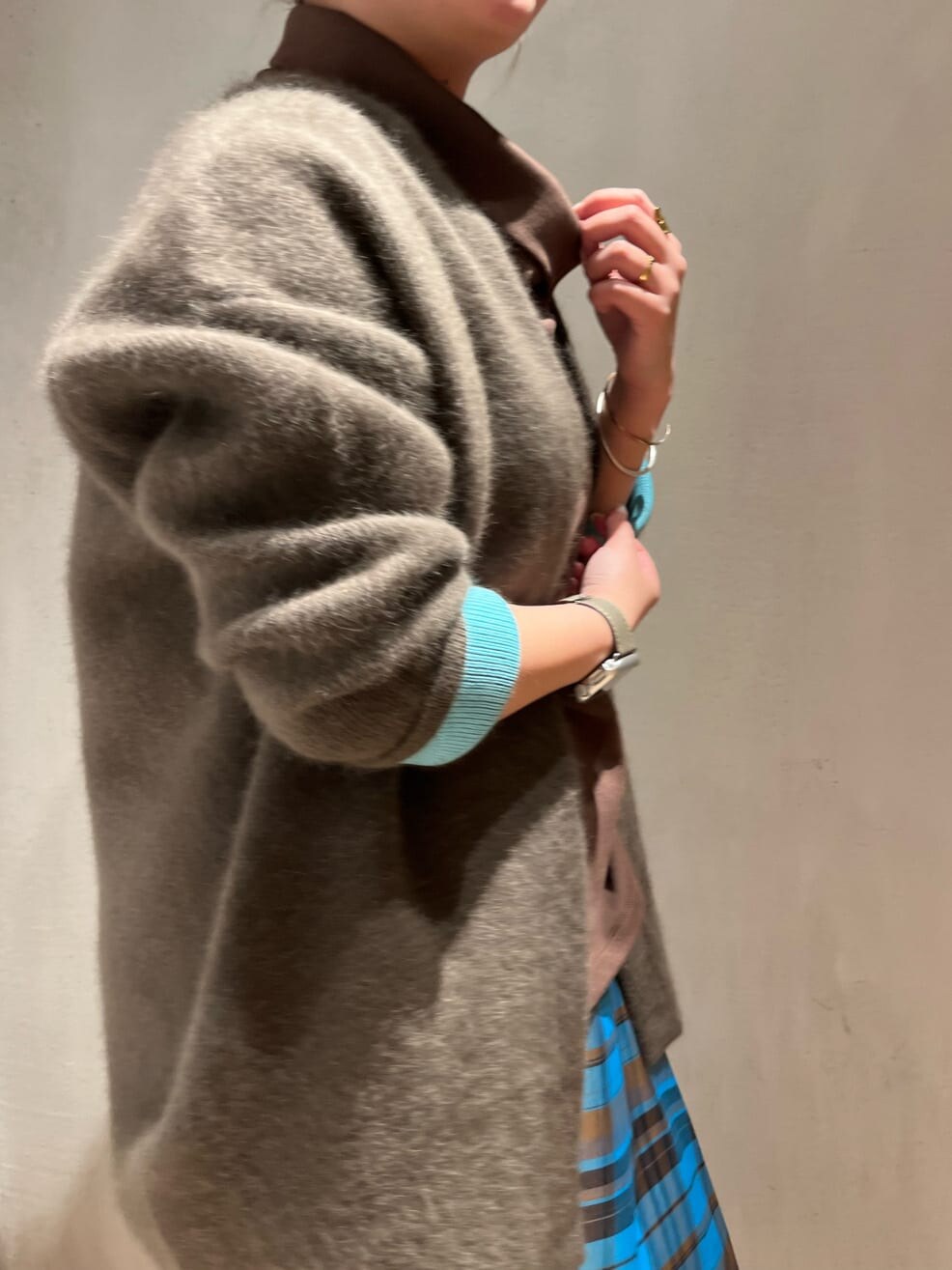 その他のスカート、ブラウン系のTシャツ/カットソー、ベージュ系のその他アウターを着用したレディースの夏コーディネートの7枚目の写真