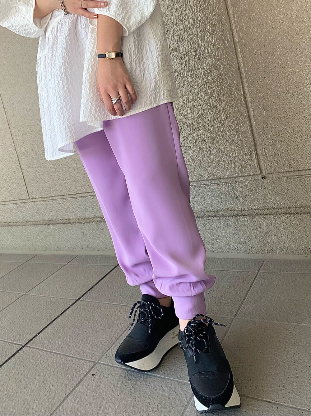 パープル系のその他パンツを着用したレディースの夏コーディネートの3枚目の写真