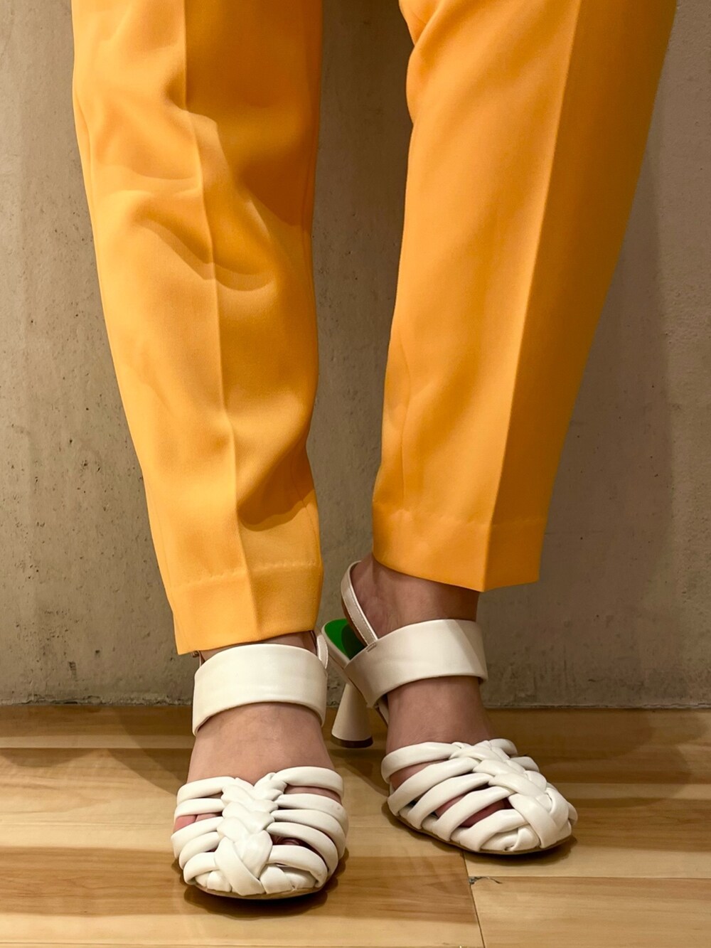 ホワイト系のシャツ/ブラウス、オレンジ系のその他パンツ、ホワイト系のサンダルを着用したレディースの冬コーディネートの8枚目の写真