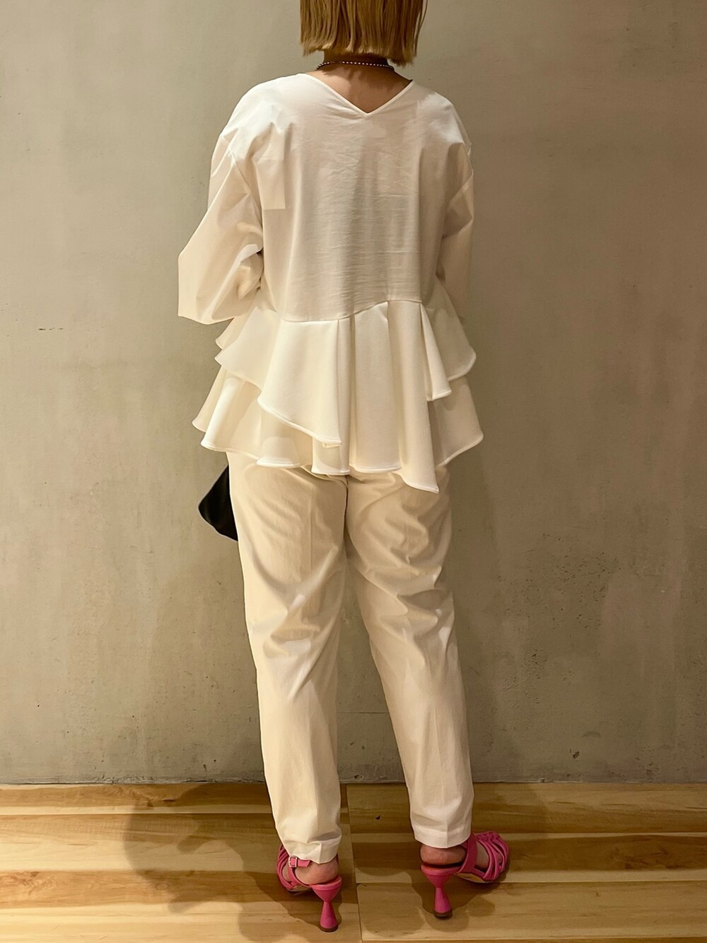 ホワイト系のシャツ/ブラウス、ホワイト系のその他パンツ、ピンク系のサンダルを着用したレディースの春コーディネートの3枚目の写真