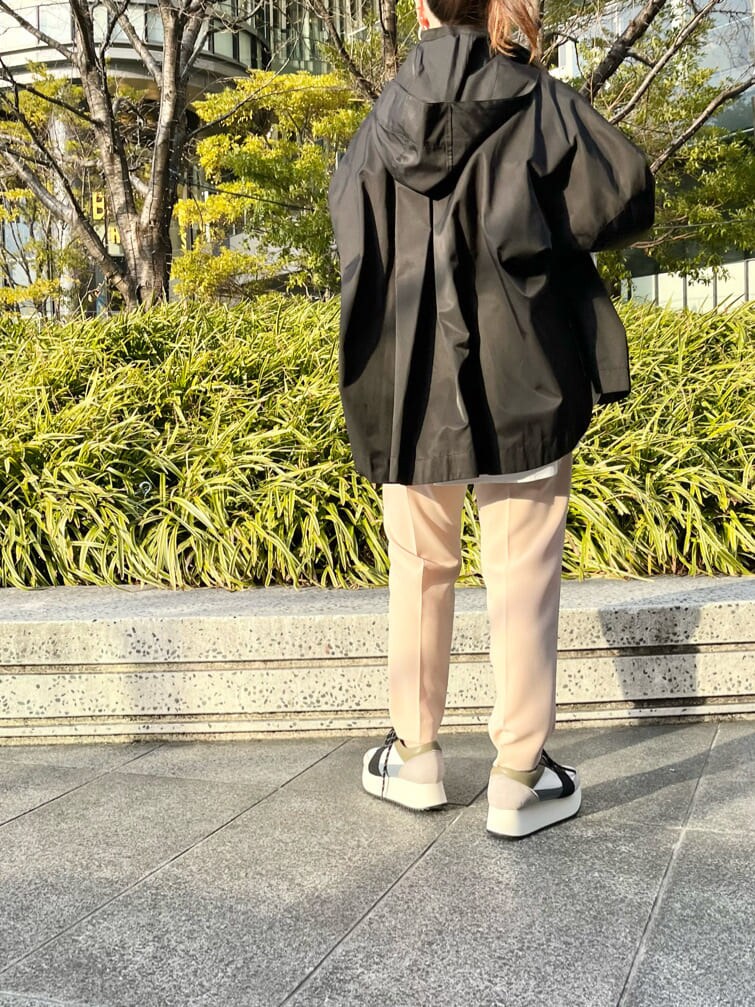 ブルー系のスニーカー、ブラック系のナイロンジャケット、ホワイト系のシャツ/ブラウスを着用したレディースの冬コーディネートの4枚目の写真