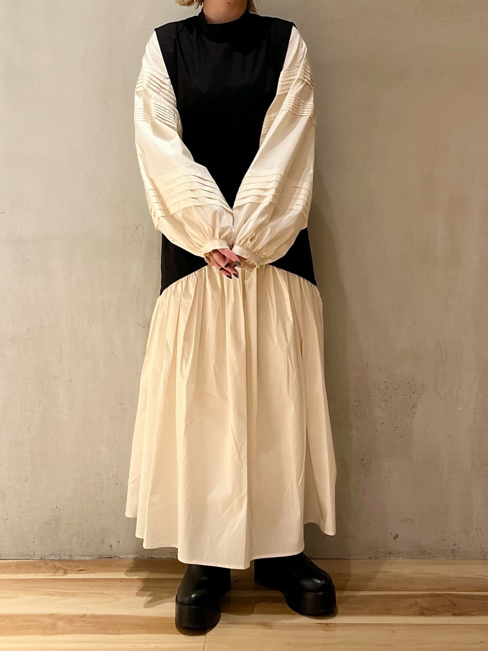 その他のワンピース、ブラック系のブーツを着用したレディースの春コーディネートの2枚目の写真