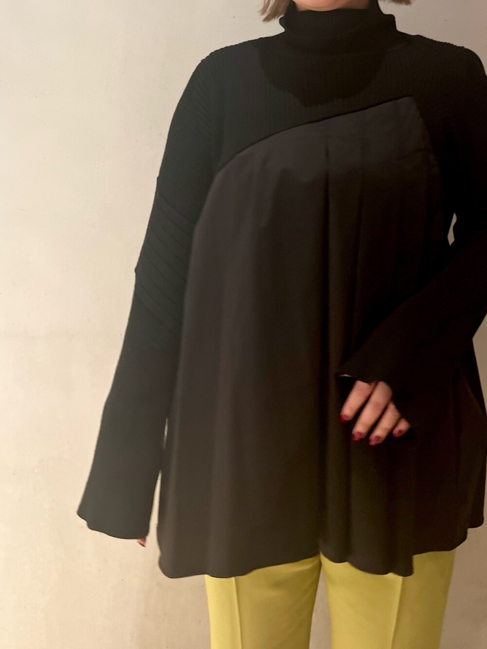 ブラック系のニット/セーター、グリーン系のその他パンツ、ホワイト系のスニーカーを着用したレディースの冬コーディネートの4枚目の写真