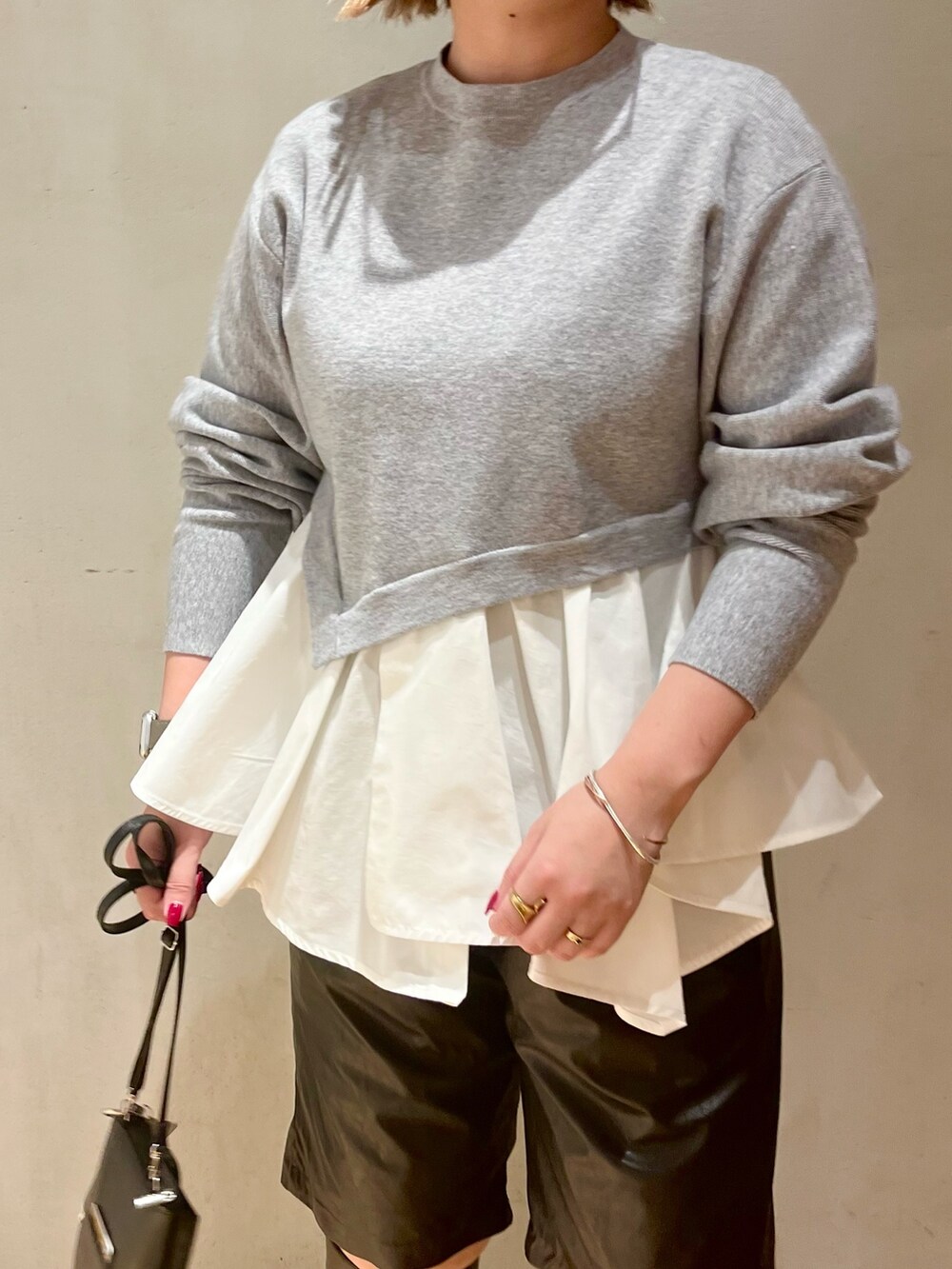 ホワイト系のカーディガン/ボレロ、グレー系のニット/セーターを着用したレディースの冬コーディネートの6枚目の写真