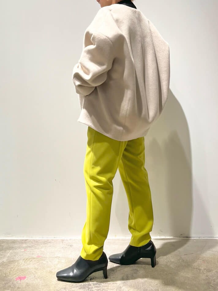 ブラック系のショルダーバッグ、グリーン系のその他パンツ、ベージュ系のノーカラーコートを着用したレディースの秋コーディネートの2枚目の写真