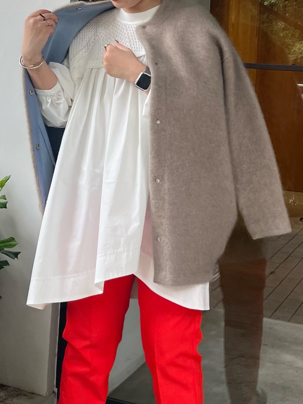 ベージュ系のノーカラージャケット、ホワイト系のシャツ/ブラウス、レッド系のその他パンツを着用したレディースの夏コーディネートの5枚目の写真