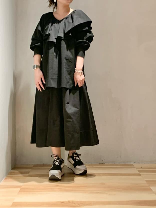 ブルー系のスニーカー、ブラック系のシャツ/ブラウス、ブラック系のスカートを着用したレディースの冬コーディネートの2枚目の写真