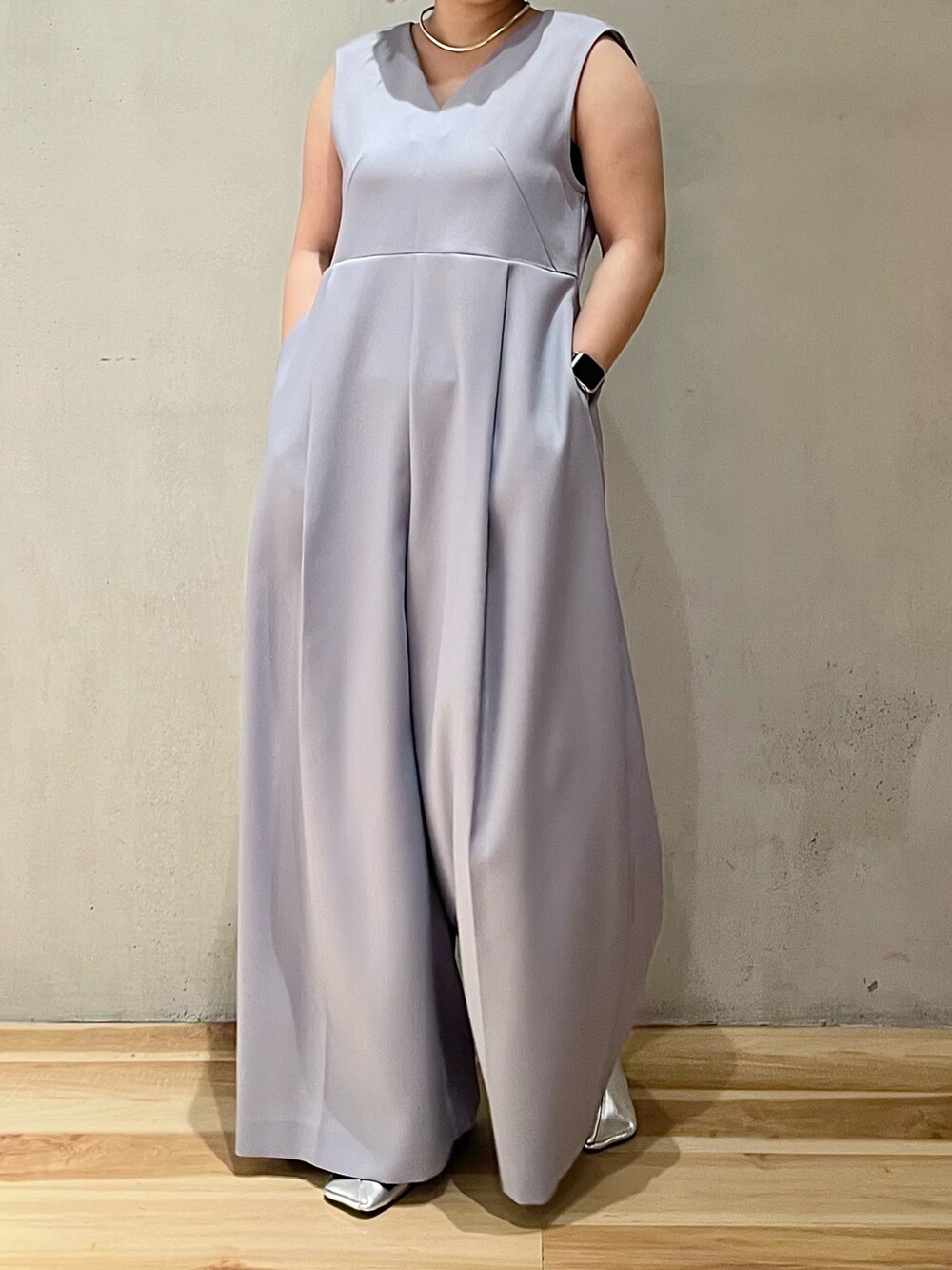 ブルー系のテーラードジャケット、ブルー系のつなぎ/オールインワン、シルバー系のパンプスを着用したレディースの冬コーディネートの6枚目の写真