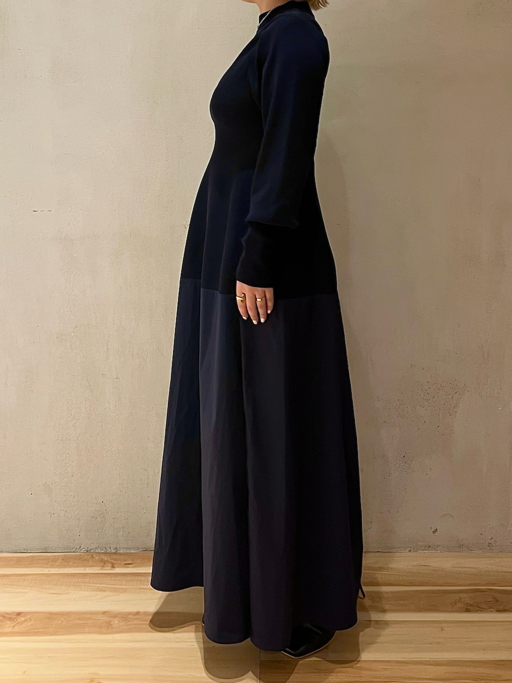 ブルー系のワンピース、ブラック系のハンドバッグ、ブラック系のブーツを着用したレディースの夏コーディネートの3枚目の写真