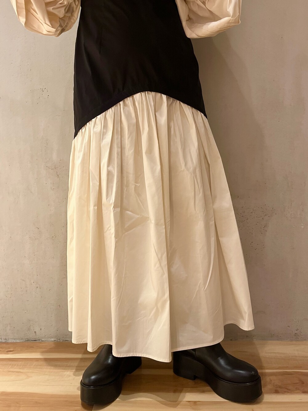 その他のワンピース、ブラック系のブーツを着用したレディースの春コーディネートの8枚目の写真