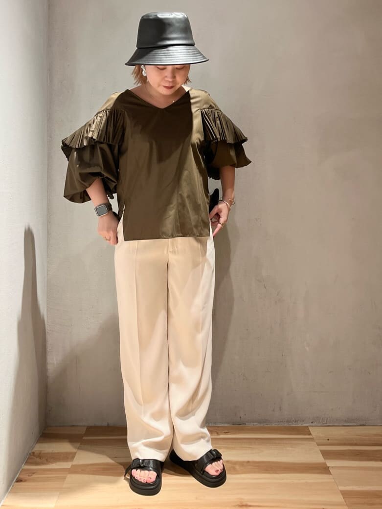 ブラウン系のシャツ/ブラウス、ブラック系のサンダル、ホワイト系のその他パンツを着用したレディースの夏コーディネートの2枚目の写真