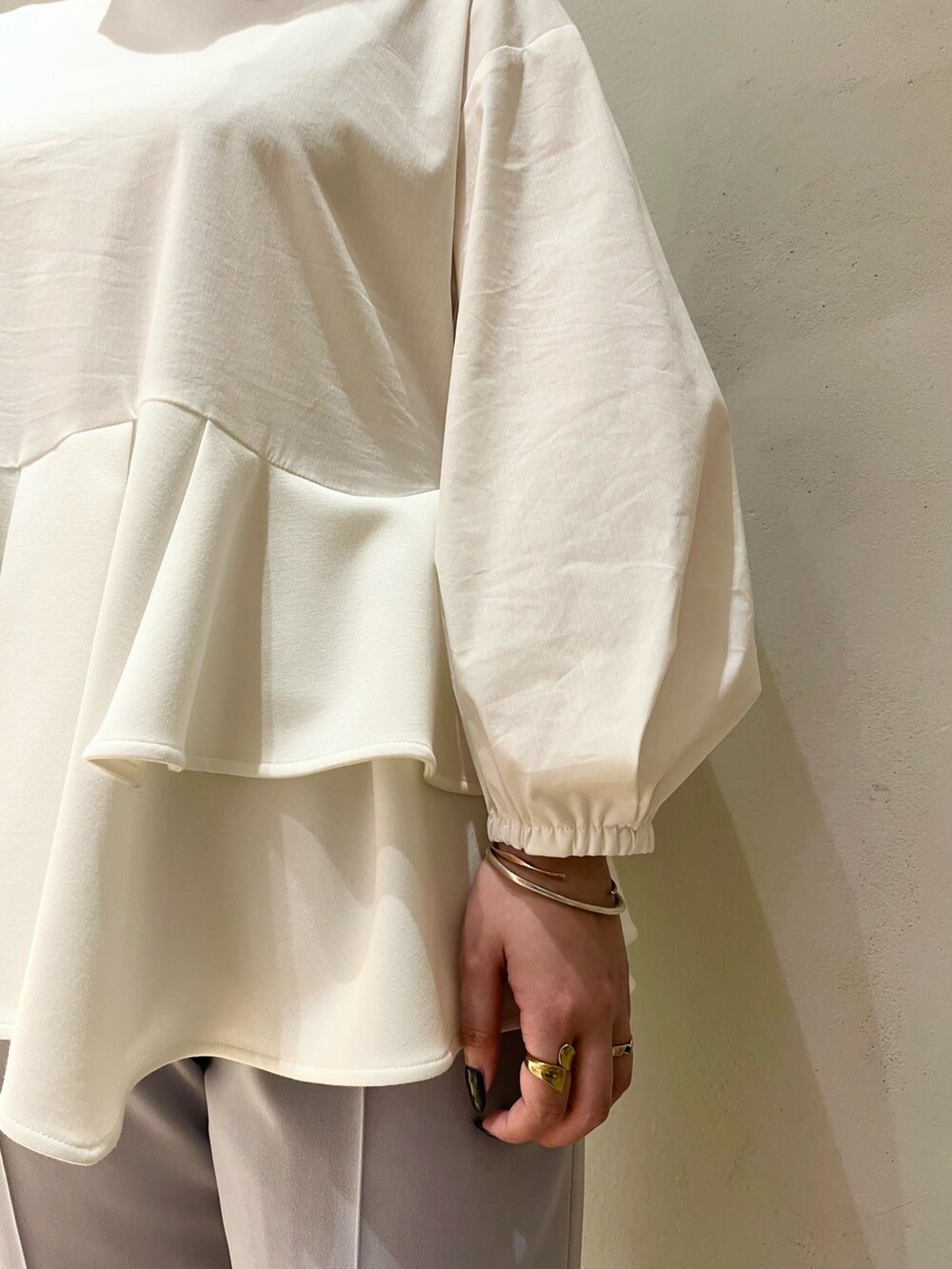 ホワイト系のシャツ/ブラウス、ブルー系のその他パンツ、ホワイト系のスニーカーを着用したレディースの春コーディネートの7枚目の写真