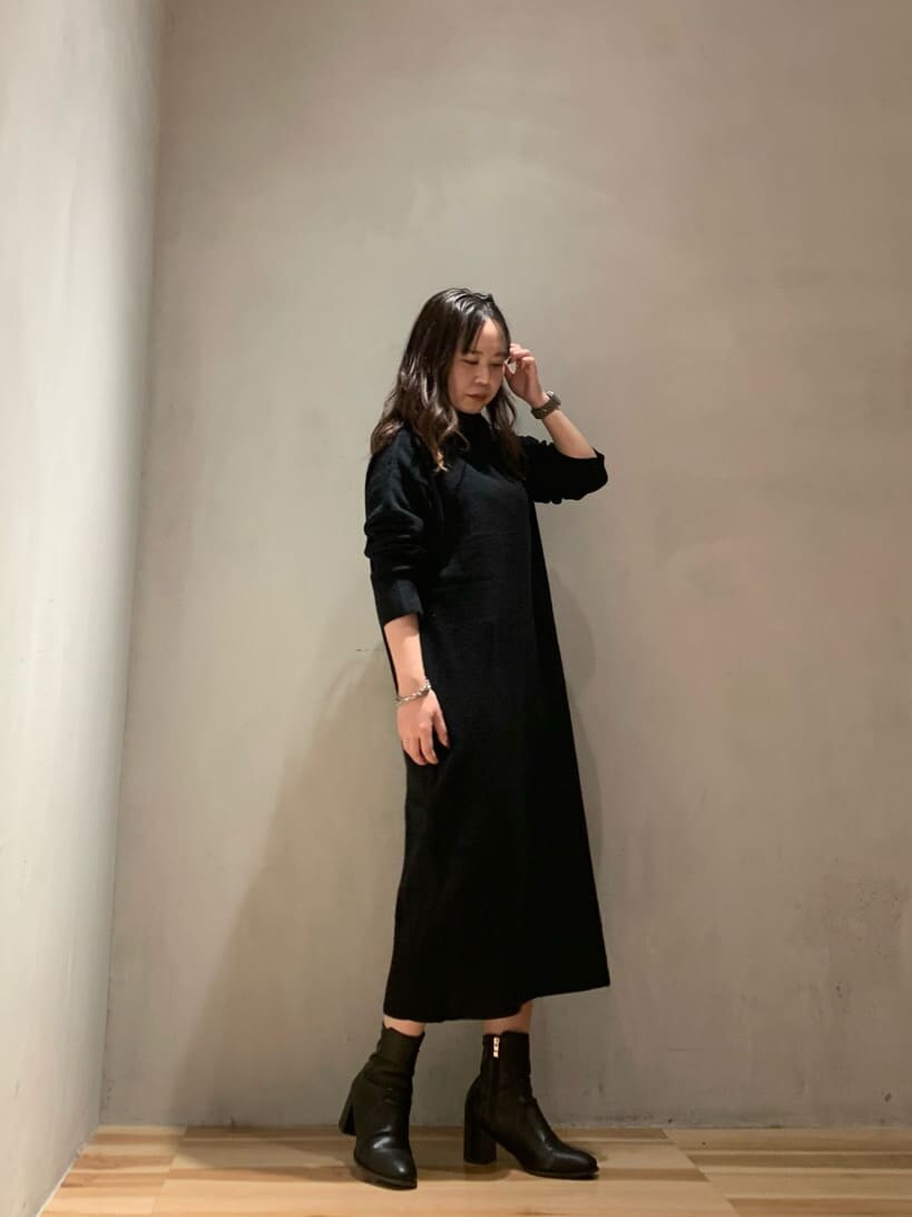 ベージュ系のその他アウター、ブラック系のワンピースを着用したレディースの秋コーディネートの4枚目の写真