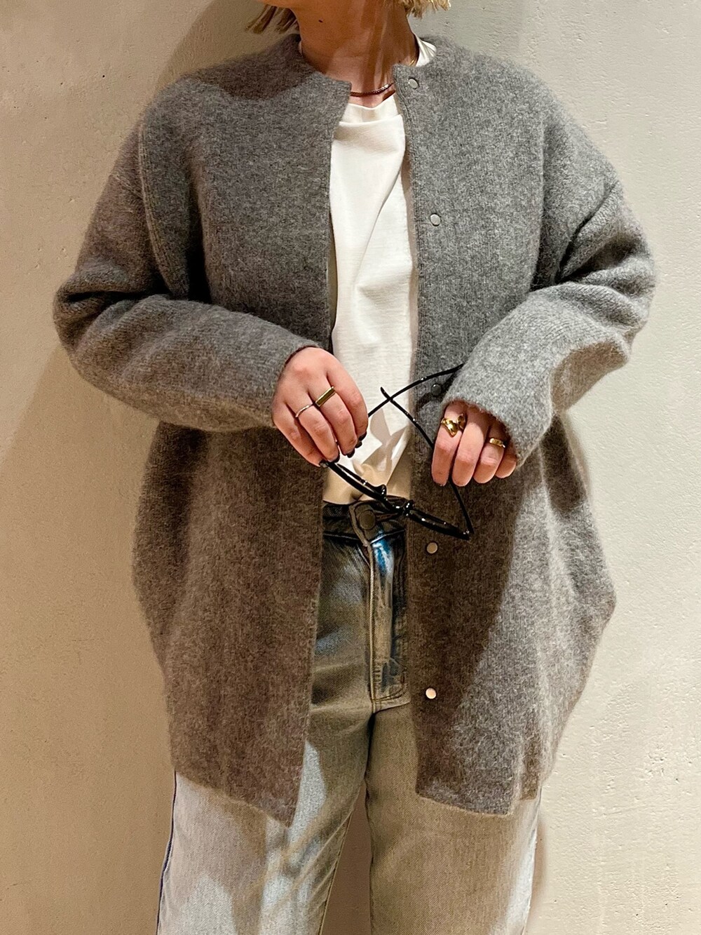 グレー系のノーカラージャケット、ホワイト系のTシャツ/カットソーを着用したレディースの夏コーディネートの7枚目の写真