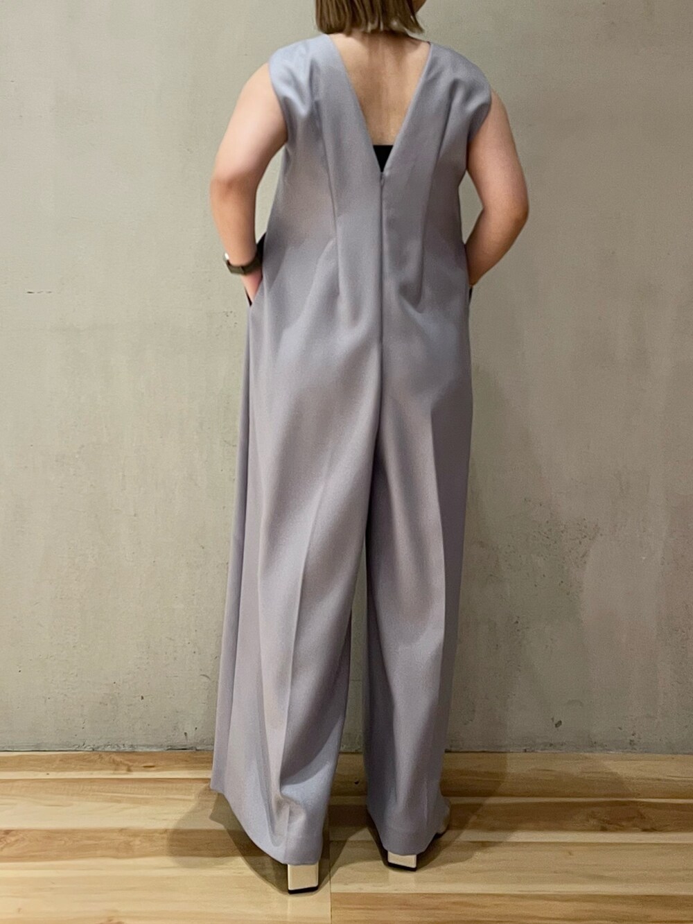 ブルー系のテーラードジャケット、ブルー系のつなぎ/オールインワン、シルバー系のパンプスを着用したレディースの冬コーディネートの7枚目の写真