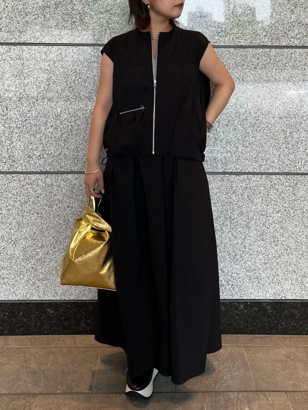 ブラック系のシャツ/ブラウス、グレー系のタンクトップ、ブラック系のスカートを着用したレディースの夏コーディネートの4枚目の写真