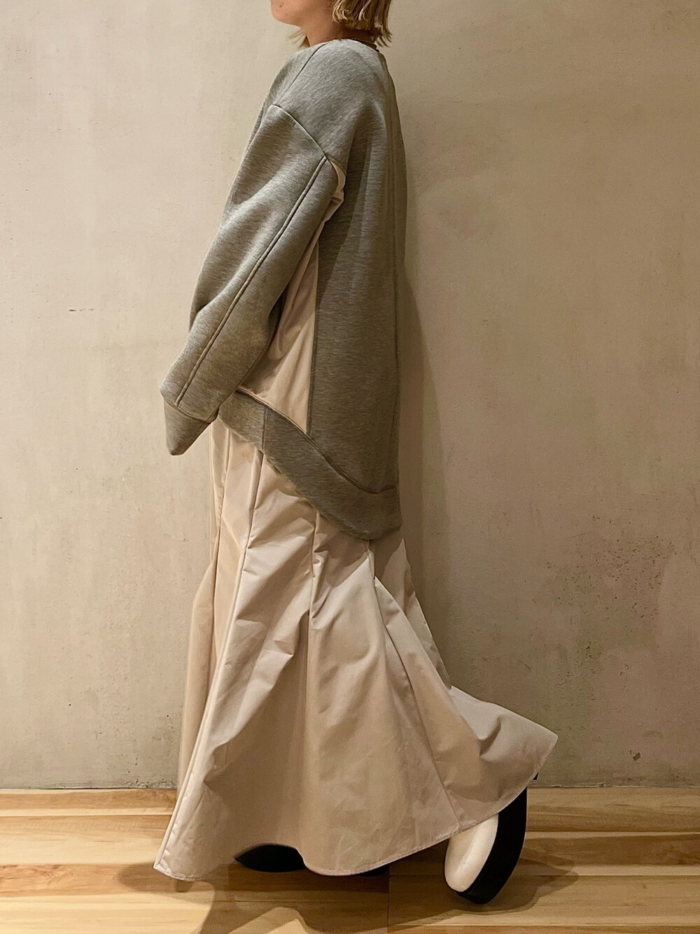 グレー系のワンピース、ホワイト系のブーツを着用したレディースの夏コーディネートの3枚目の写真