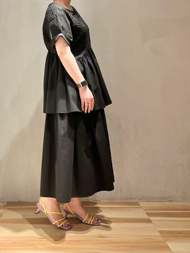 パープル系のサンダル、ブラック系のシャツ/ブラウス、ブラック系のスカートを着用したレディースの春コーディネートの2枚目の写真