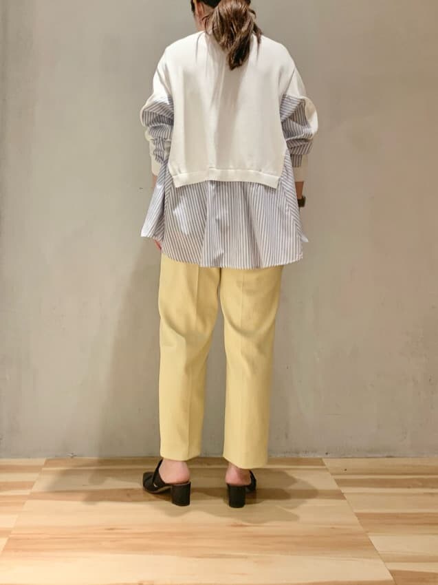 イエロー系のその他パンツ、ホワイト系のニット/セーターを着用したレディースの冬コーディネートの4枚目の写真