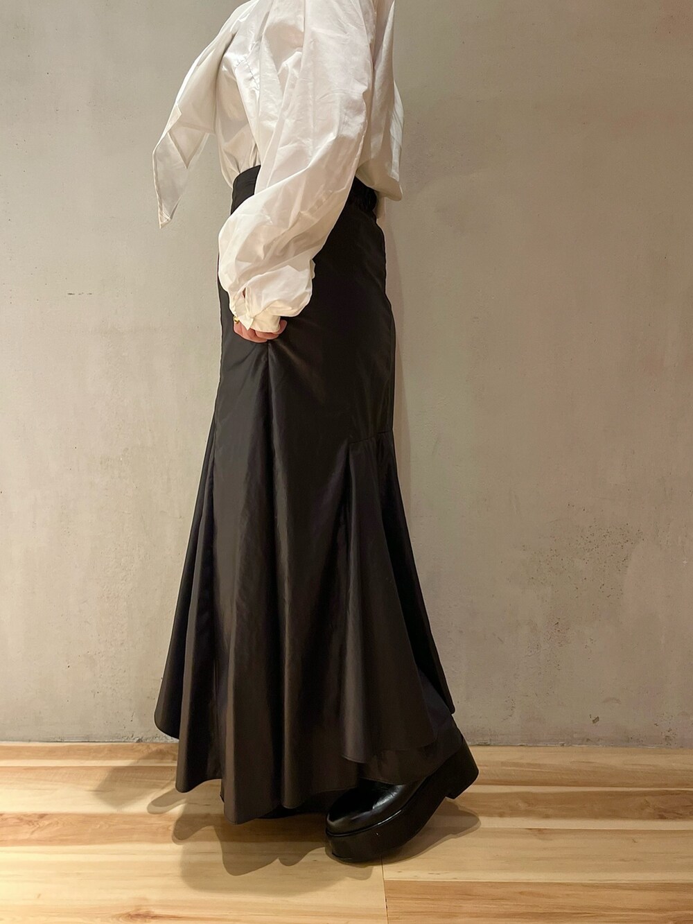 ホワイト系のシャツ/ブラウス、ブラック系のスカート、ベージュ系のノーカラージャケットを着用したレディースの秋コーディネートの8枚目の写真