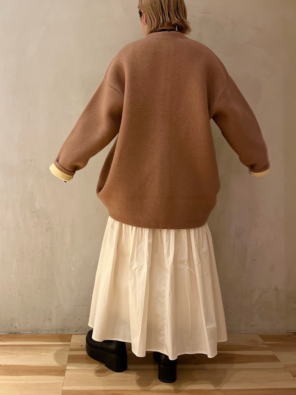 その他のワンピース、ブラック系のブーツ、ブラウン系のノーカラージャケットを着用したレディースの夏コーディネートの4枚目の写真