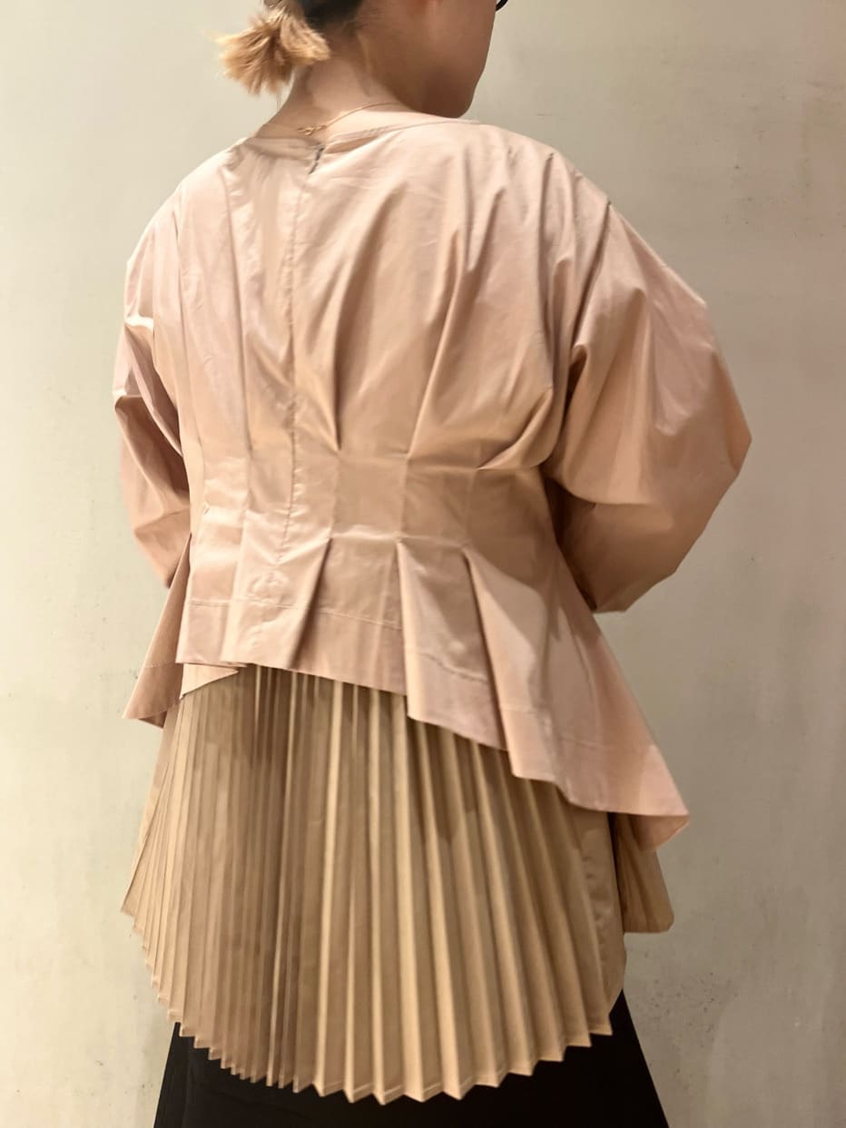 ブラック系のスカート、ベージュ系のシャツ/ブラウスを着用したレディースの秋コーディネートの6枚目の写真