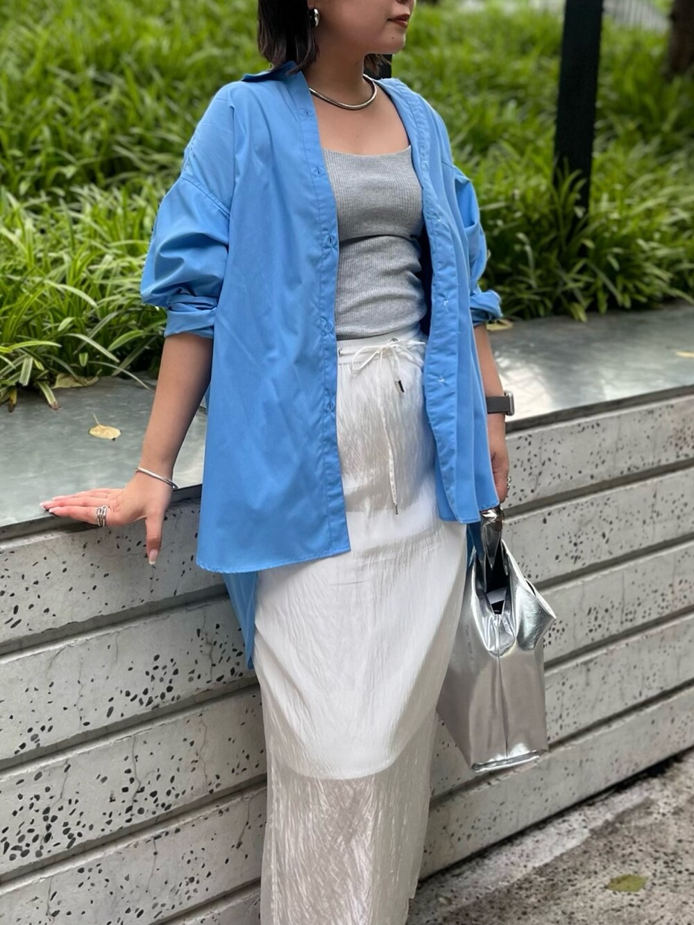 ブルー系のシャツ/ブラウス、ホワイト系のスカート、グレー系のタンクトップを着用したレディースの夏コーディネートの6枚目の写真