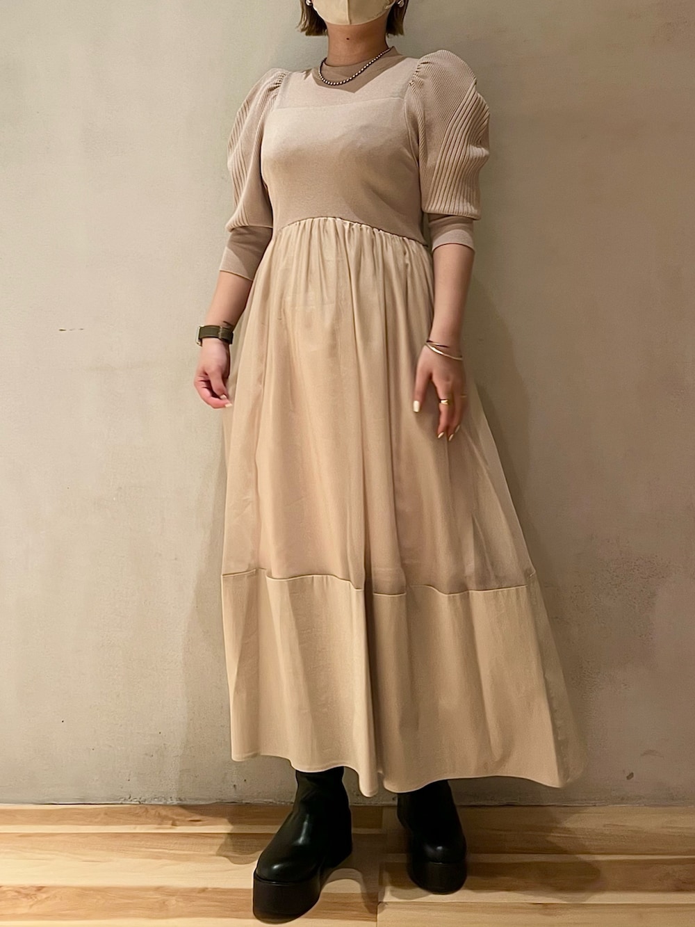 ベージュ系のワンピース、シルバー系のネックレスを着用したレディースの春コーディネートの4枚目の写真