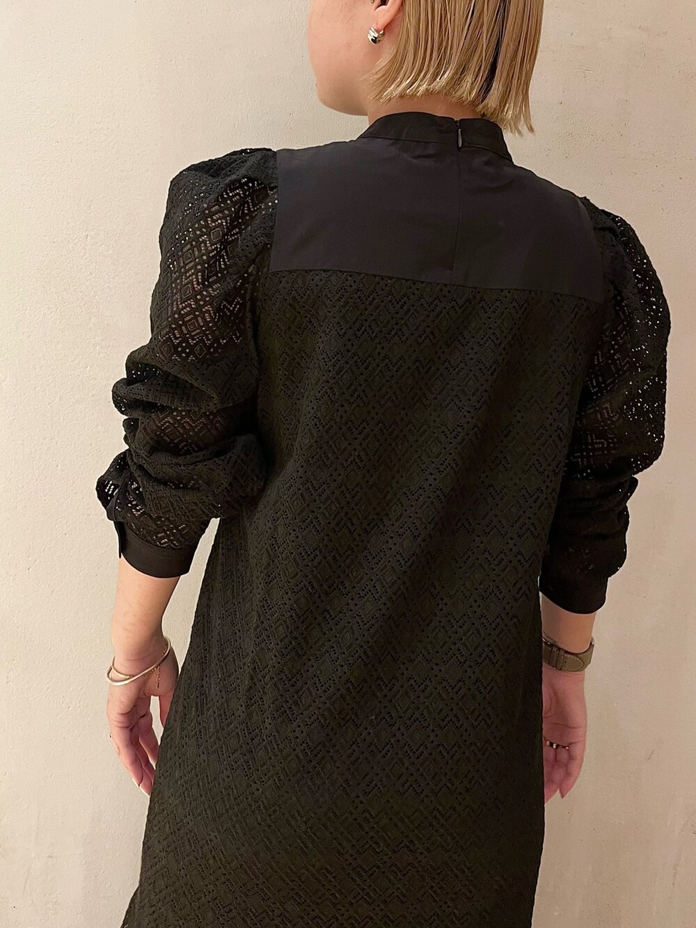 ベージュ系のブルゾン、ブラック系のスニーカー、ブラック系のワンピースを着用したレディースの春コーディネートの10枚目の写真