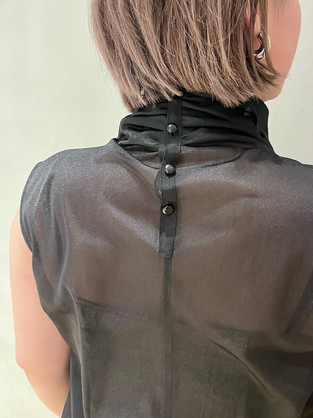 ブラック系のシャツ/ブラウス、その他のスカート、シルバー系のブーツを着用したレディースの春コーディネートの6枚目の写真