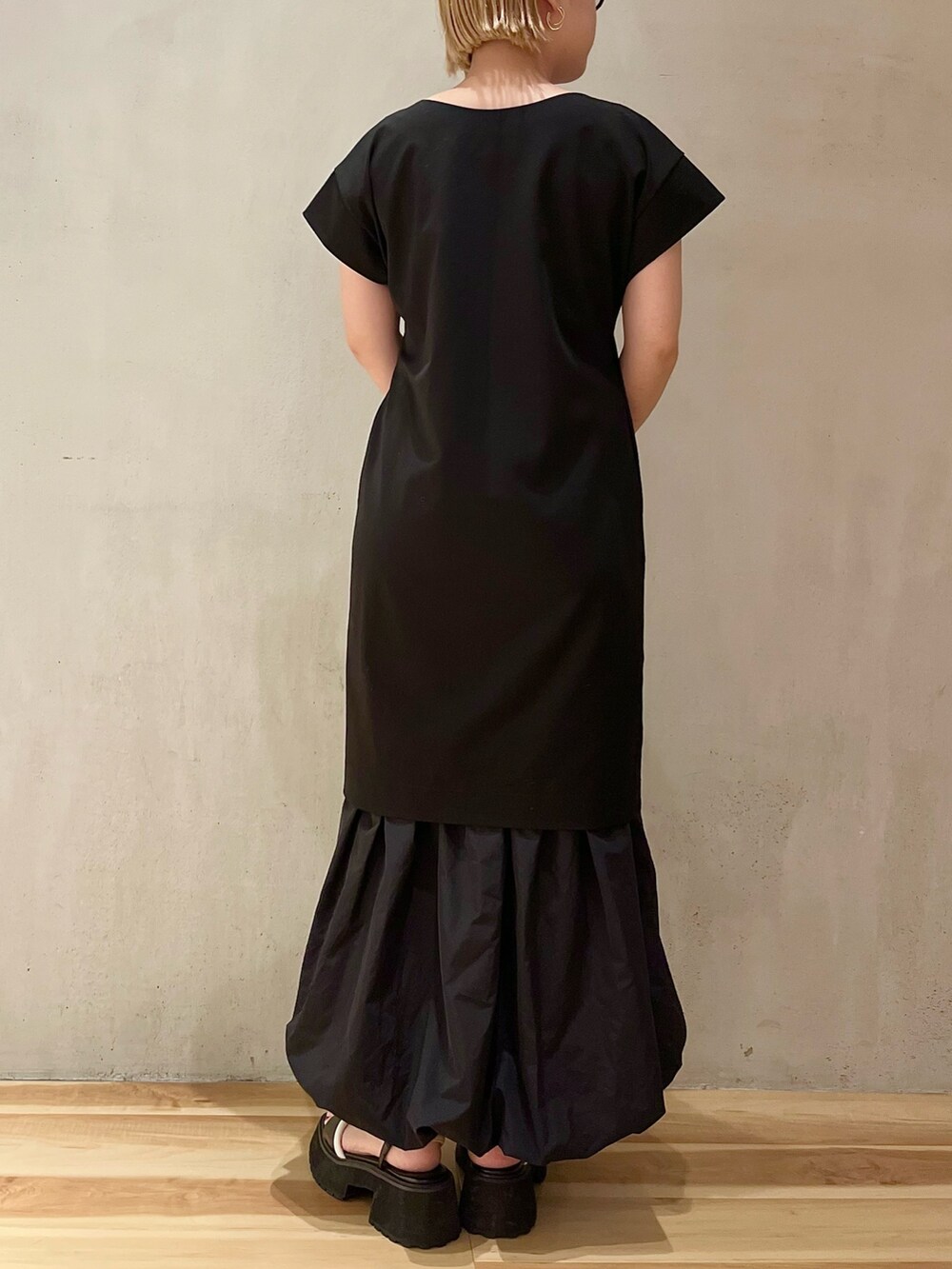 その他のサンダル、ブラック系のワンピースを着用したレディースの春コーディネートの3枚目の写真