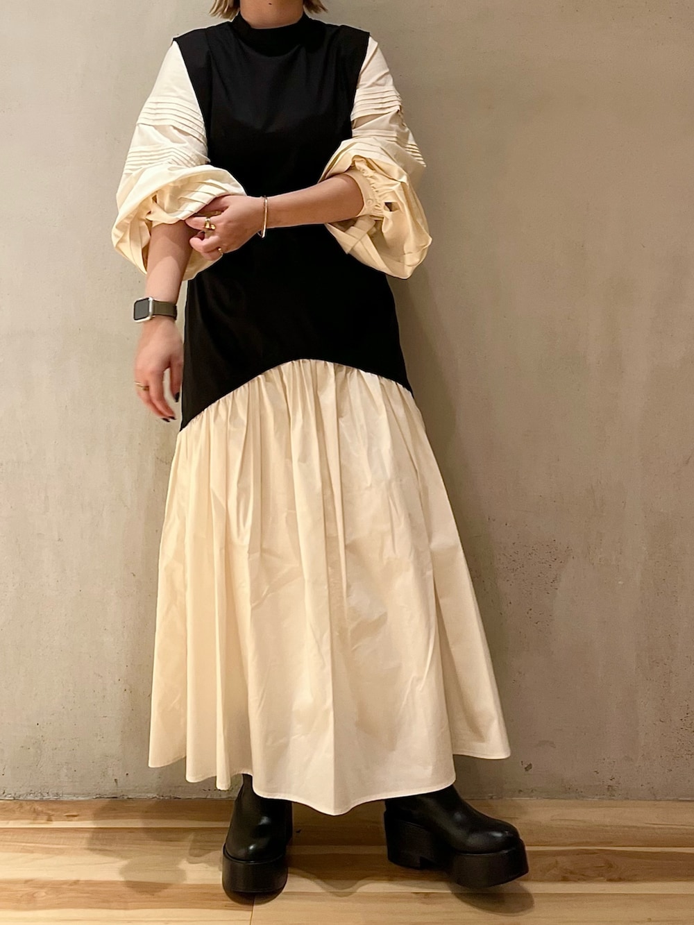 その他のワンピース、ブラック系のブーツ、ブラウン系のノーカラージャケットを着用したレディースの夏コーディネートの7枚目の写真