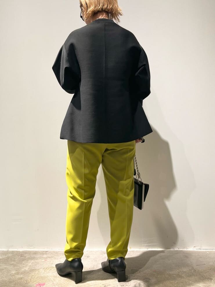 ブラック系のショルダーバッグ、グリーン系のその他パンツ、ベージュ系のノーカラーコートを着用したレディースの秋コーディネートの9枚目の写真