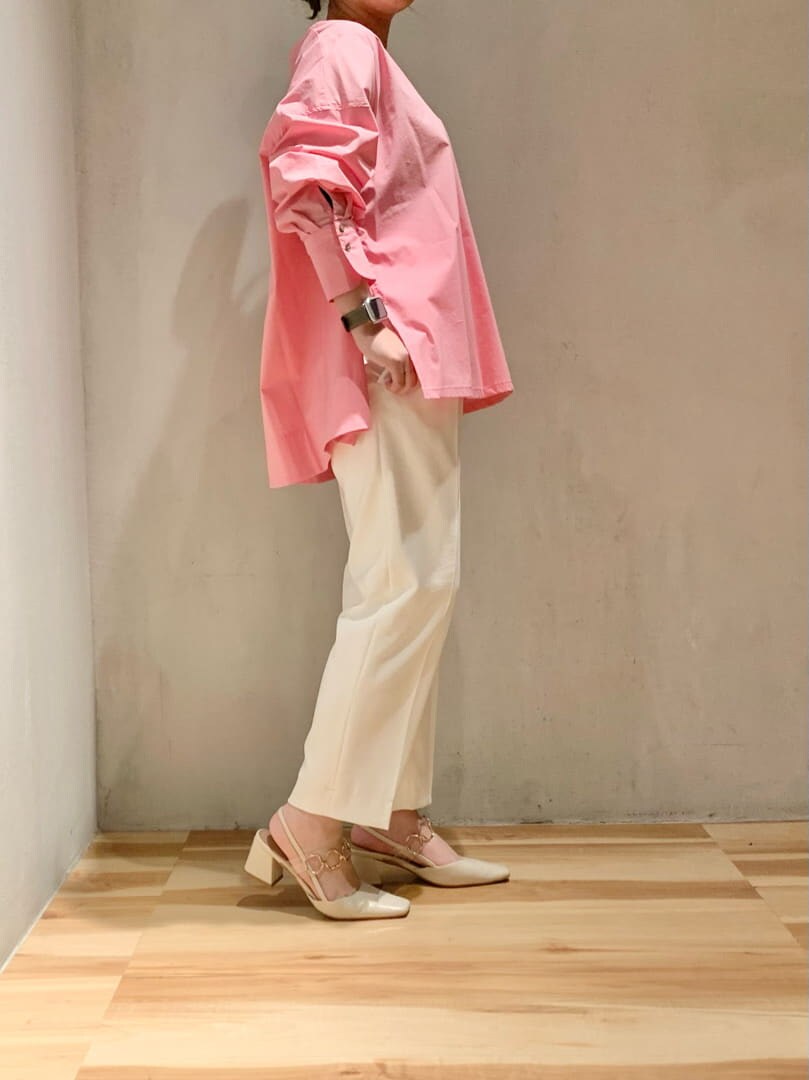 ピンク系のシャツ/ブラウス、ホワイト系のその他パンツを着用したレディースの冬コーディネートの2枚目の写真