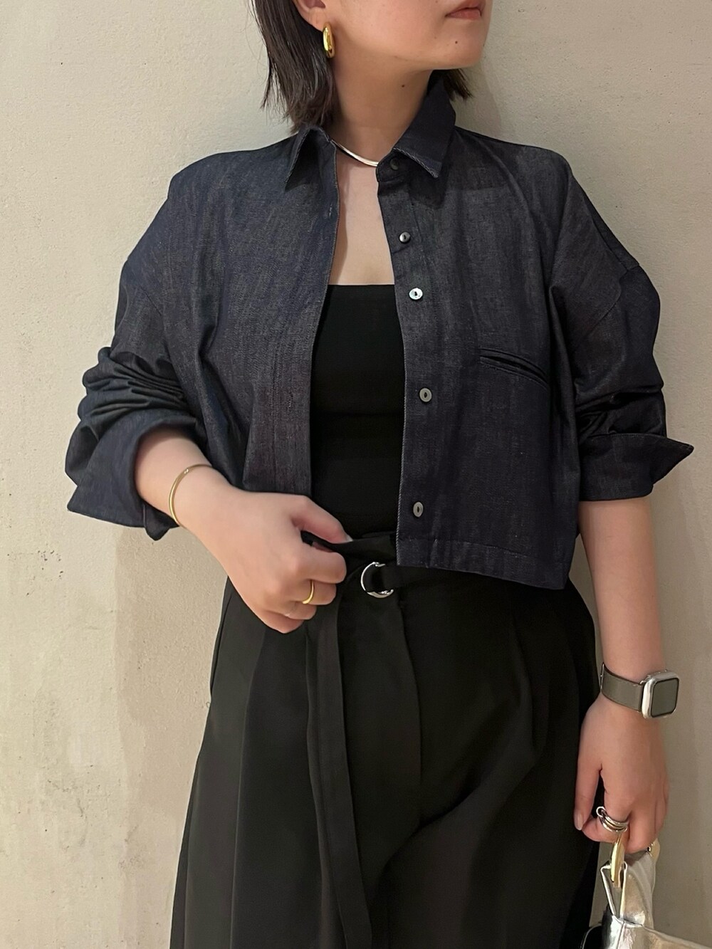 ブルー系のシャツ/ブラウス、ブラック系のキャミソール、ブラック系のその他パンツを着用したレディースの夏コーディネートの5枚目の写真