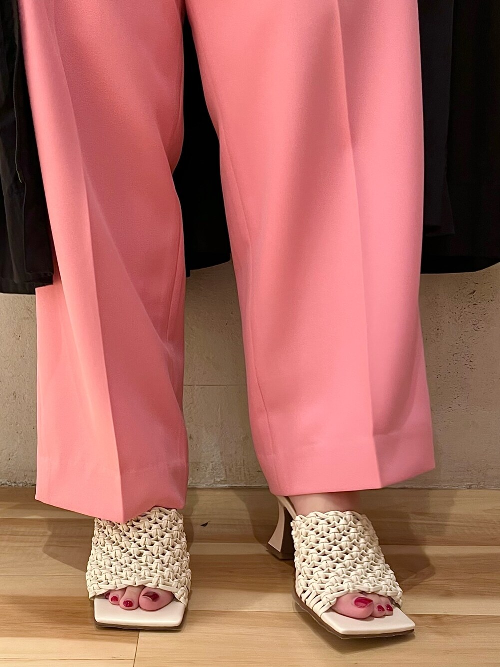 ブラック系のハンドバッグ、ホワイト系のニット/セーター、ピンク系のその他パンツを着用したレディースの冬コーディネートの9枚目の写真