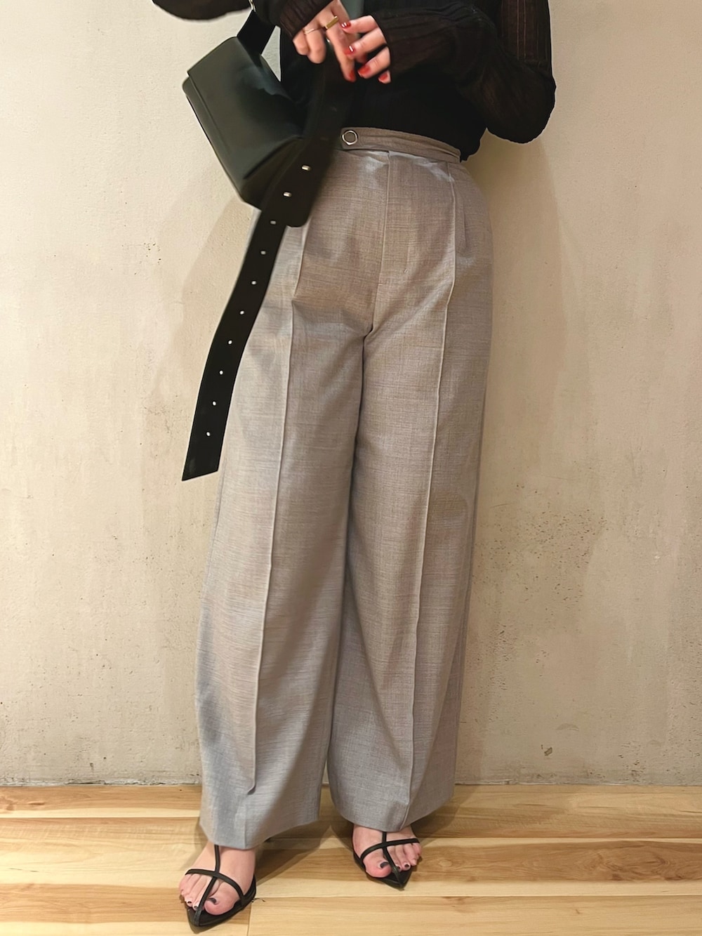 ブラック系のニット/セーター、グレー系のその他パンツ、ブラック系のショルダーバッグを着用したレディースの秋コーディネートの6枚目の写真