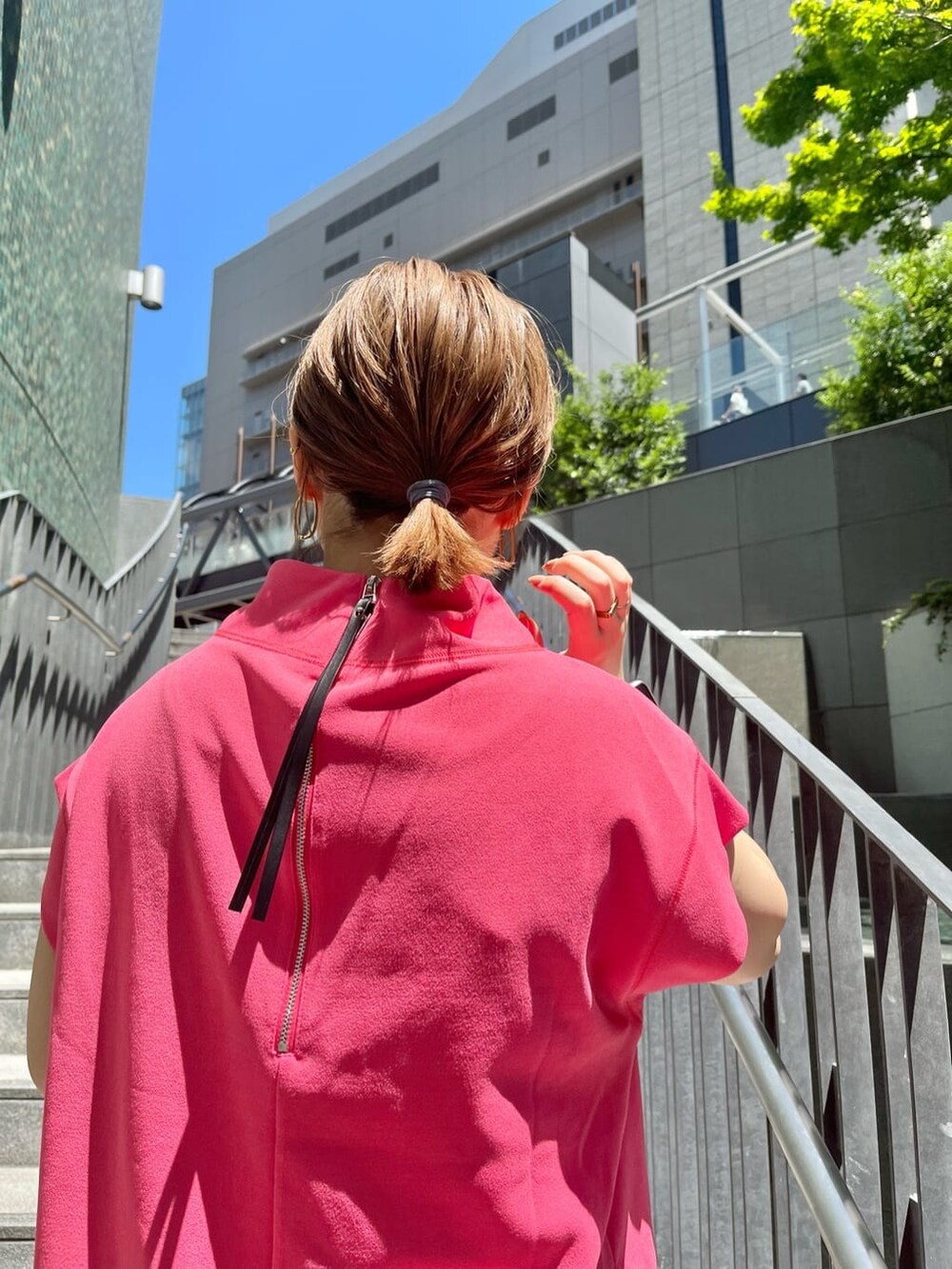 ブラック系のサンダル、ピンク系のTシャツ/カットソー、ブラウン系のスカートを着用したレディースの夏コーディネートの4枚目の写真