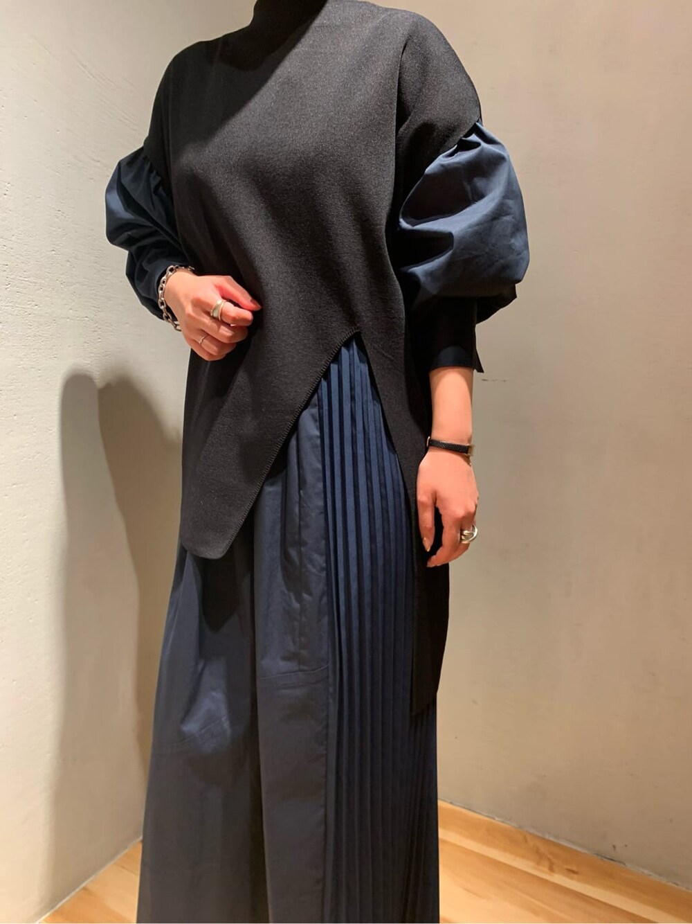 ブラック系のワンピース、ブラック系のブーツを着用したレディースの秋コーディネートの5枚目の写真