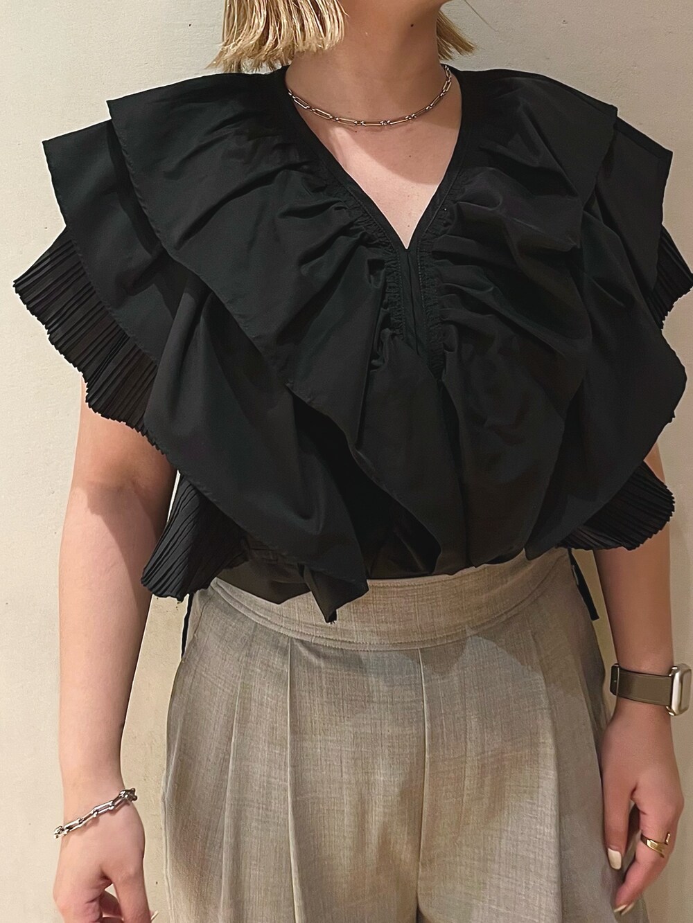 ブラック系のシャツ/ブラウス、グレー系のスラックス、ブラック系のショルダーバッグを着用したレディースの夏コーディネートの5枚目の写真