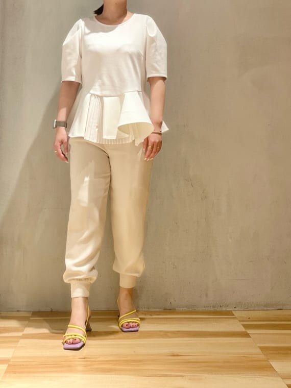 ホワイト系のTシャツ/カットソー、ブラウン系のその他パンツ、パープル系のサンダルを着用したレディースの春コーディネートの2枚目の写真