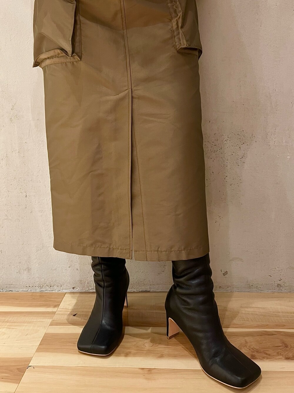 ホワイト系のシャツ/ブラウス、ブラウン系のスカート、ブラック系のブーツを着用したレディースの春コーディネートの10枚目の写真