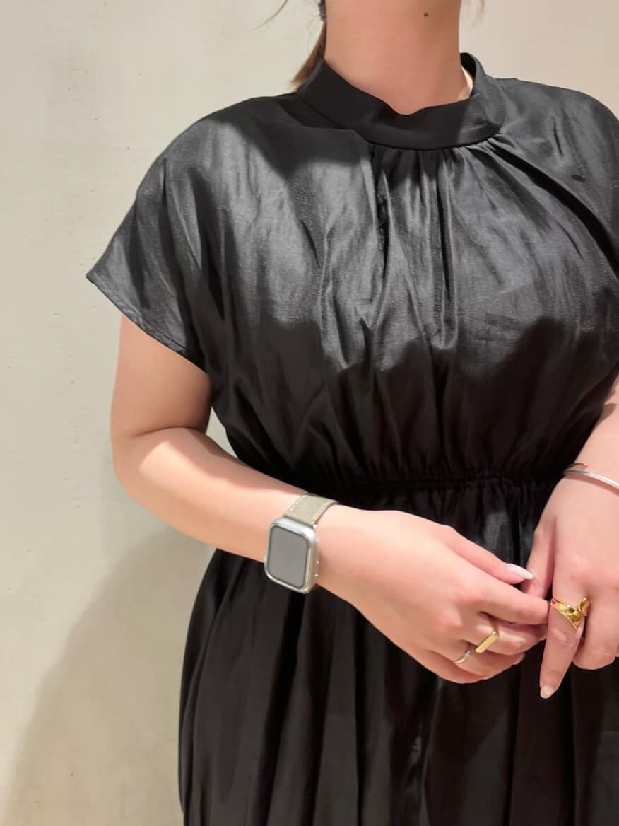 パープル系のサンダル、ブラック系のワンピースを着用したレディースの夏コーディネートの4枚目の写真