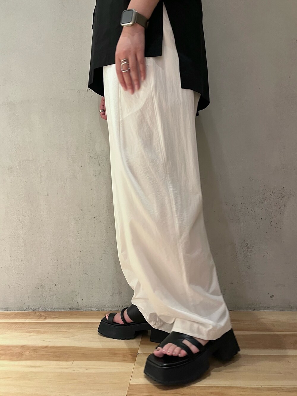ブラック系のシャツ/ブラウス、ホワイト系のその他パンツ、ブラック系のサンダルを着用したレディースの夏コーディネートの10枚目の写真